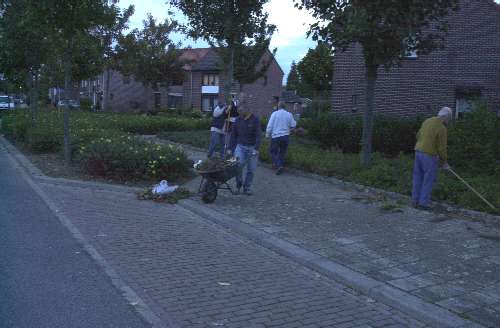 Team schoffelaars aan het werk